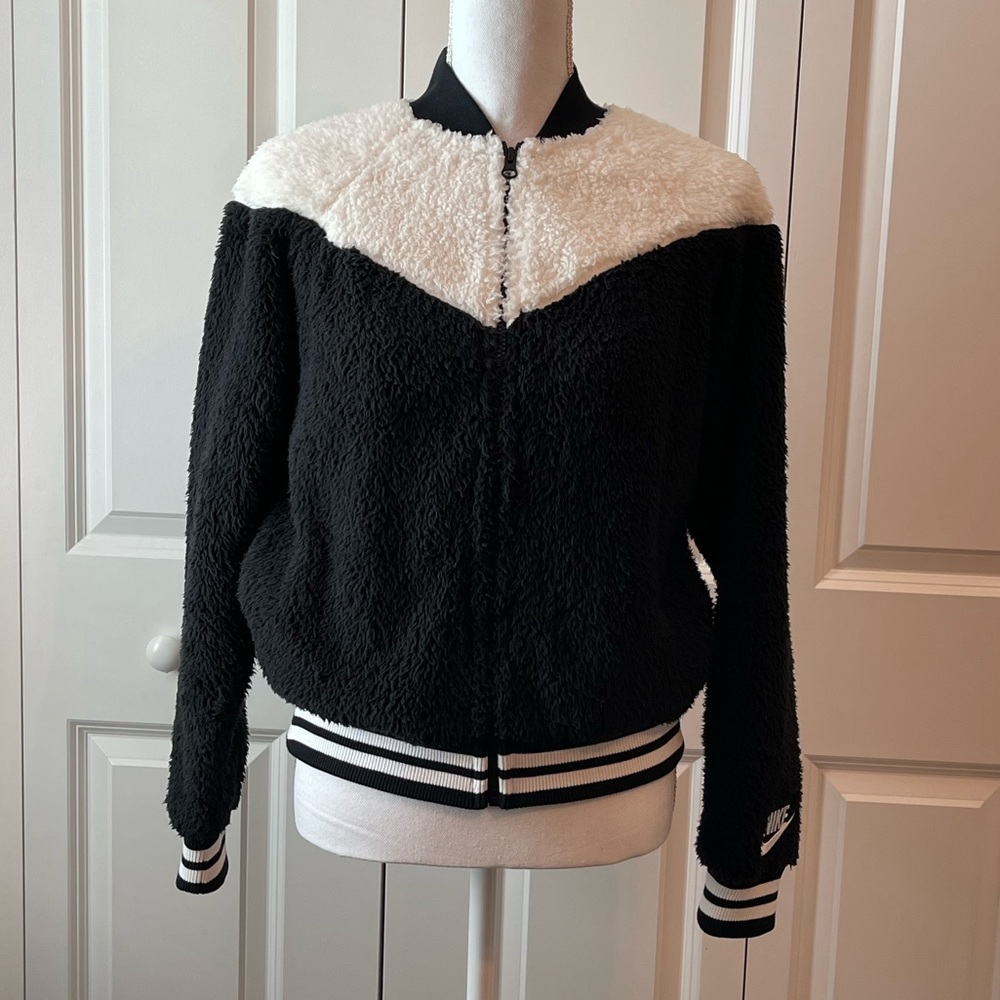 Nike Sherpa fleece sportswear black & white jacket pre owned size M